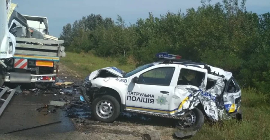 МВС: Фура на швидкості влетіла у патрульних