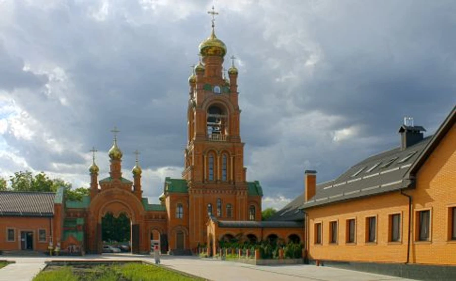 В Киеве еще почти сотня больных коронавирусом, из них 12 – монахи Голосеевского монастыря