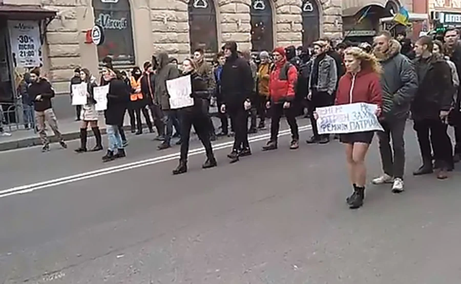 У Харкові поліція захищала учасників жіночого маршу від націоналістів
