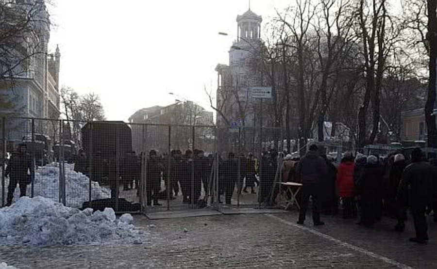 На Институтской поставили забор и металлоискатели в ожидании акций