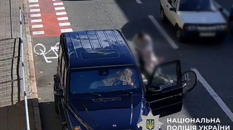 Бив по голові, покинув непритомним: у Києві водій напав на велосипедиста через зауваження