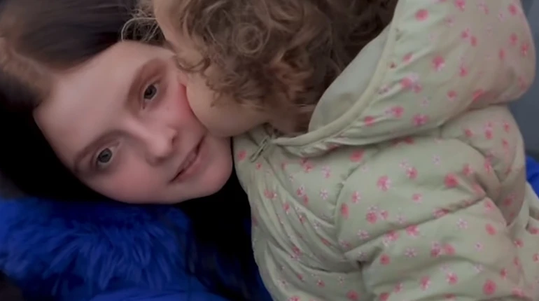 Настя и Мелек вместе: 17-летняя героиня расследования об эвакуации сирот воссоединилась с дочерью