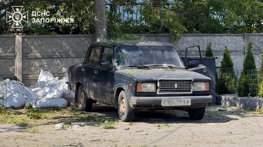 В результате российского нападения на АЗС в Запорожье погибла женщина, 10 человек пострадали