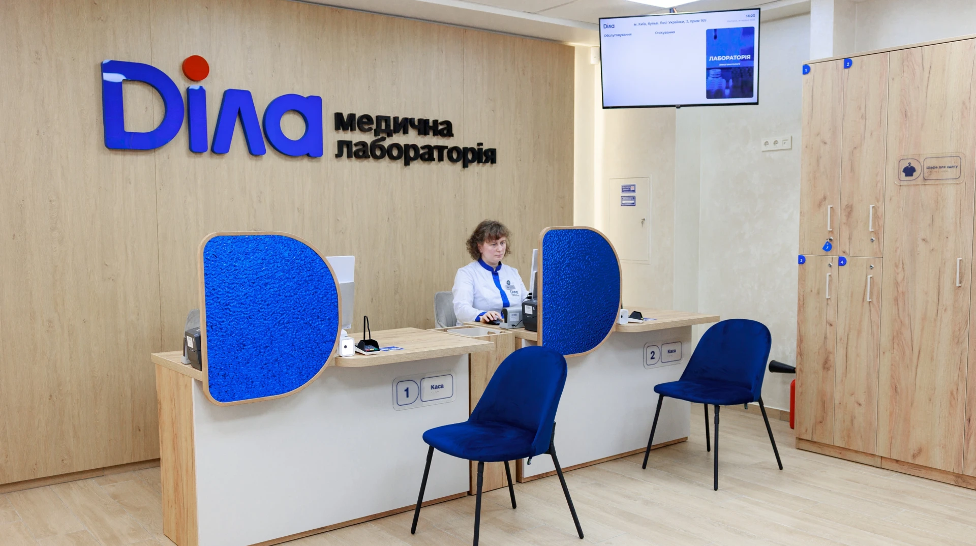 Похоже на кофейню или современную библиотеку: на Печерске в Киеве открыли отделение Дила в новой концепции (укр)
