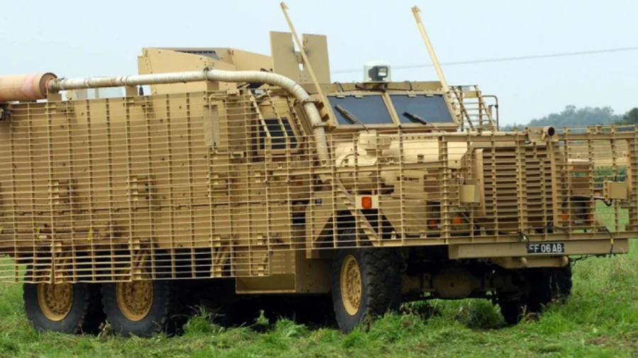 Британцы учат украинских военных управлять броневиками, которые поступят Киеву