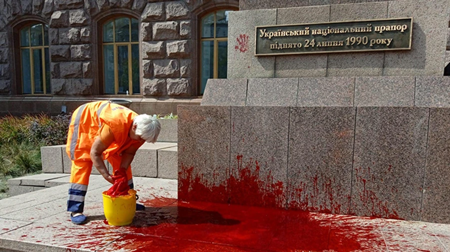 Після заходів на Хрещатику сходи біля КМДА облили фарбою