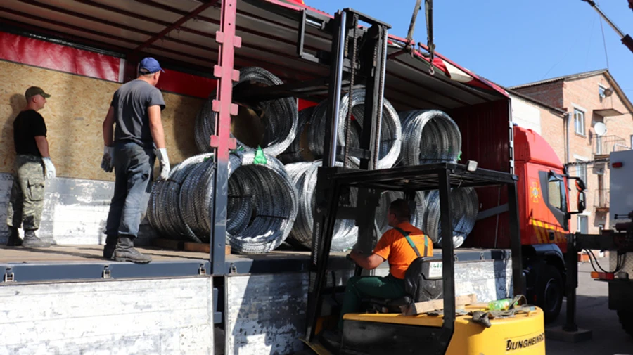 Україна відправила Литві гуманітарну допомогу – партію колючого дроту