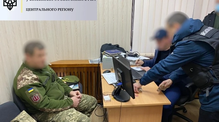 Посадовця Міноборони спіймали на хабарі у 400 тисяч