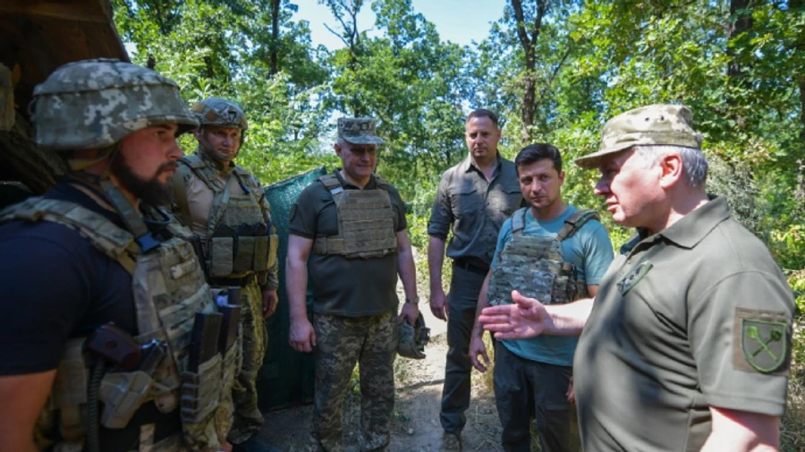 Зеленский на передовой напомнил военным, что они могут стрелять в ответ