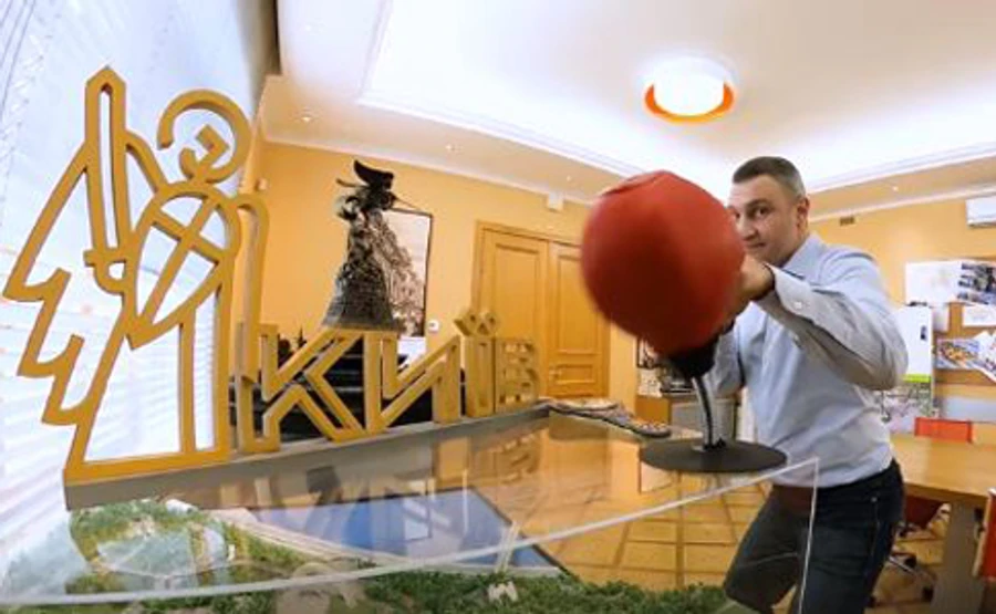 Кличко показал, как дубасит грушу на карантине