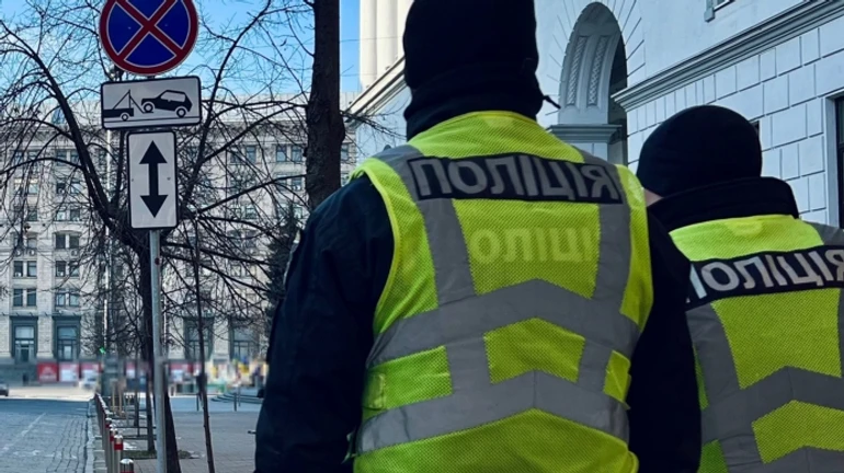 В Киеве патрульный открыл огонь по Мерседесу, который нарушил ПДД и начал скрываться