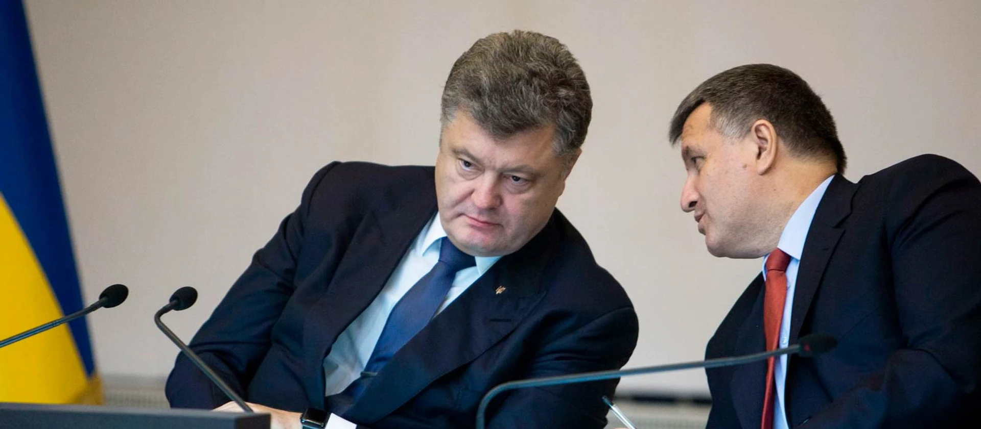 Ігри патріотами: Як Нацкорпус і Аваков заганяють Порошенка