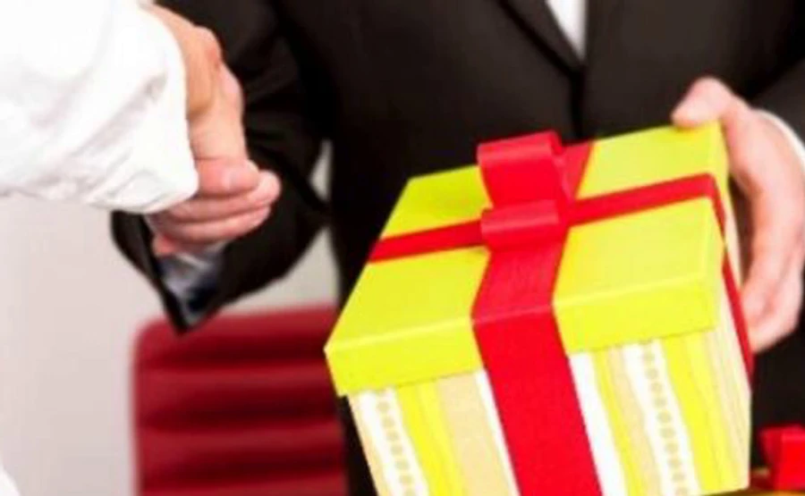 НАЗК нагадало, які подарунки не можна приймати чиновникам від св. Миколая