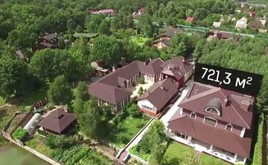 СМИ: Руководитель госпредприятия на должности нажил элитное жилье и машины