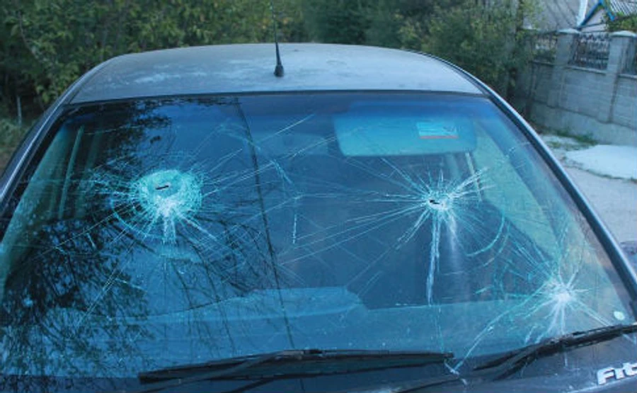 В Крыму неизвестные разбили машину координатора проекта РосУзник