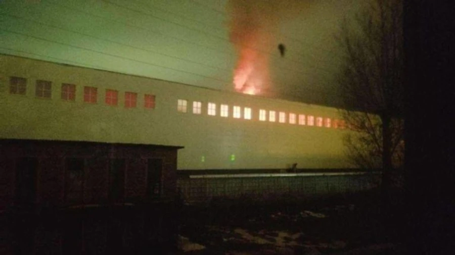 Дрони вночі масовано атакували одразу кілька областей у Росії: горів авіаційний завод