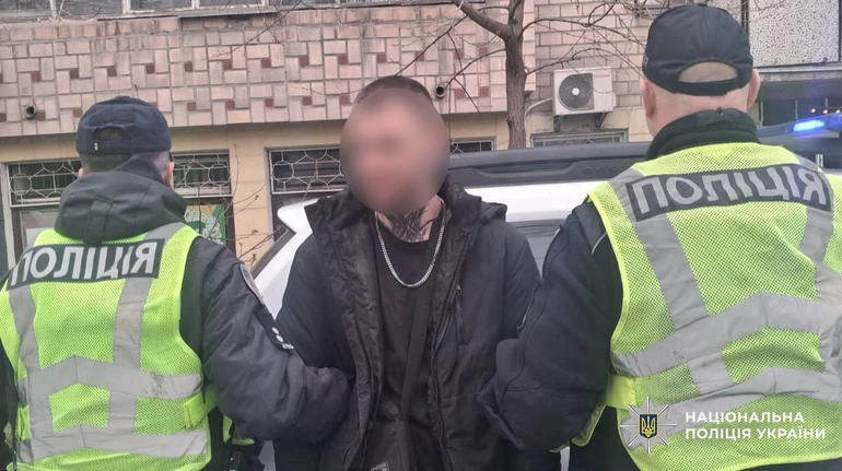 У Чернігові чоловік стріляв на вулиці, його затримали
