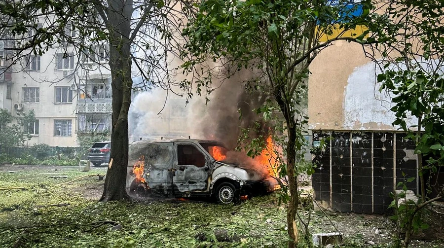 В Одесі через російську атаку горять авто, постраждали 2 людини