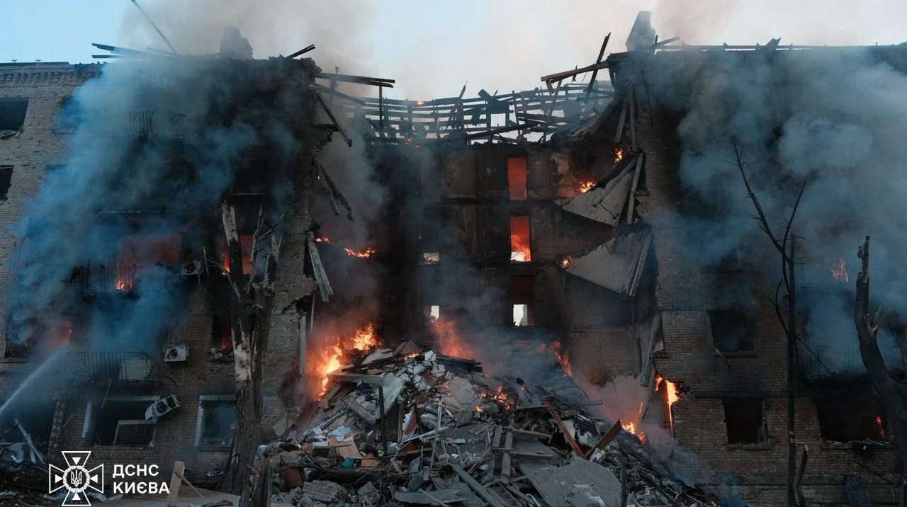 Russia strikes Kyiv with ballistic missiles and drones: residential buildings hit, 1 killed and 21 injured