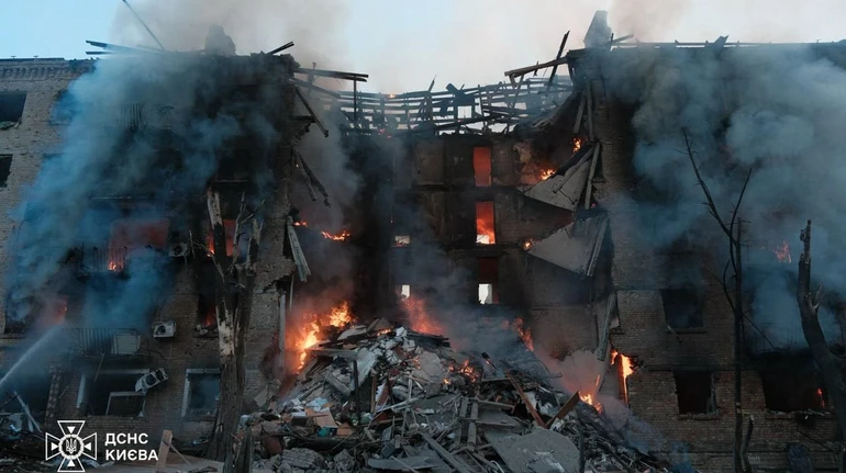 Росія вдарила по Києву балістикою і БпЛА: є влучання в багатоповерхівки, 1 загибла і 44 поранених