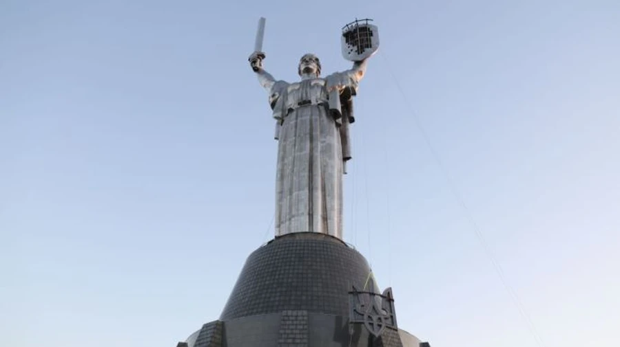 Trident being installed on shield of Motherland Monument