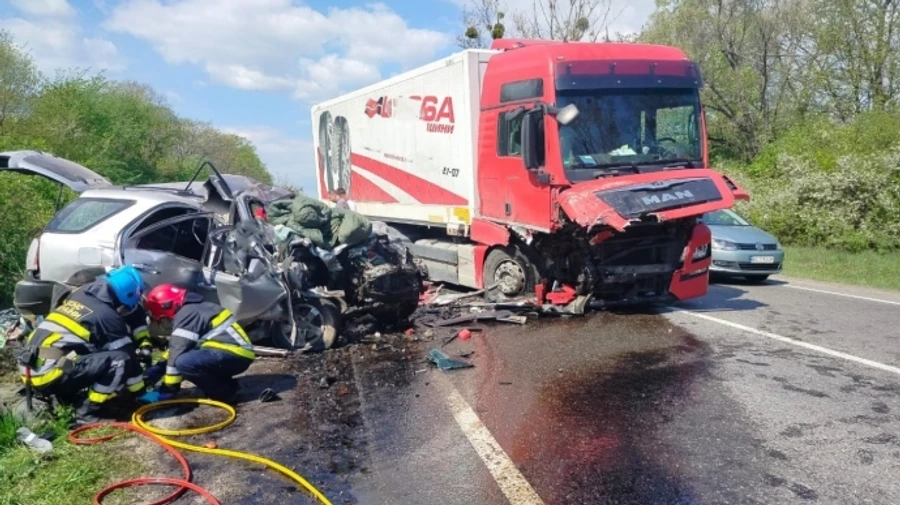 Три человека погибли из-за столкновения грузовика и легковушки на Львовщине