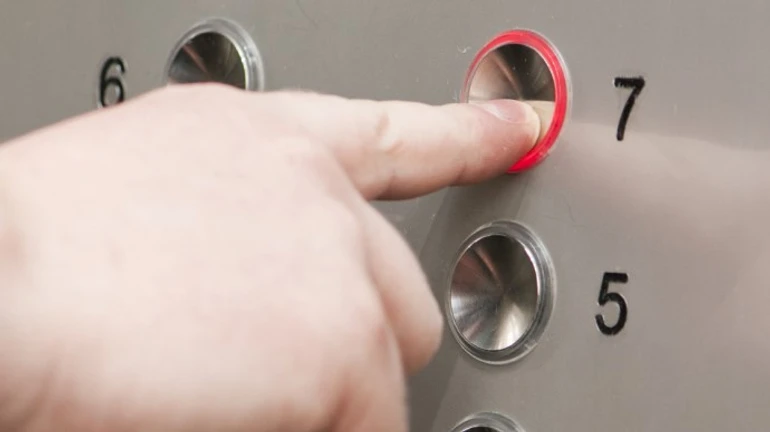 У Києві горів бізнес-центр, рятувальники витягли дитину із заблокованого ліфту