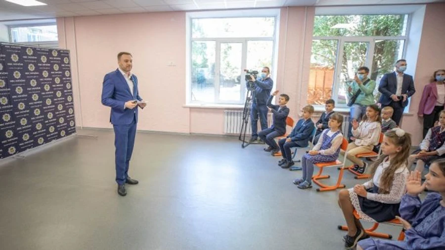 Монастирський, який досі не прокоментував ДТП з Трухіним, розповів школярам про ПДР