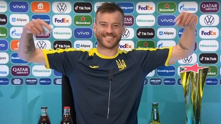 Зв’яжіться зі мною – Ярмоленко поставив біля себе пляшки спонсорів Євро-2020