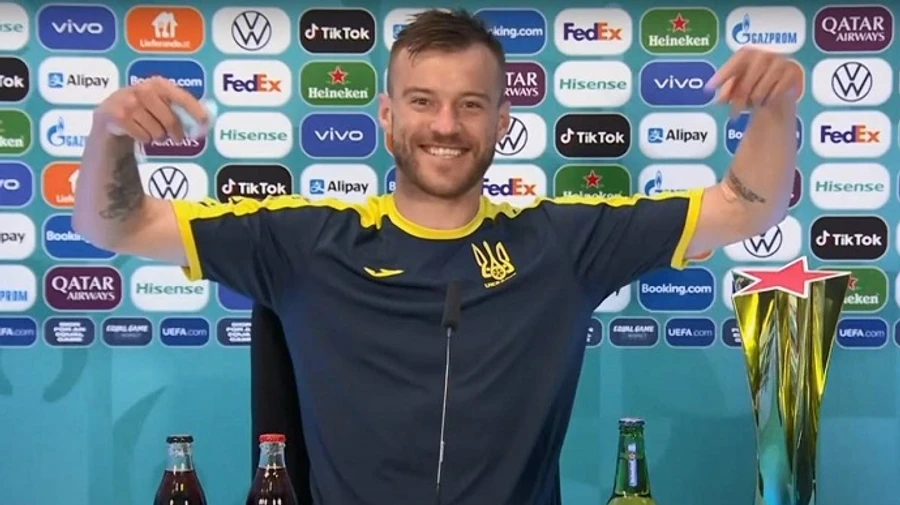 Свяжитесь со мной – Ярмоленко поставил возле себя бутылки спонсоров Евро-2020