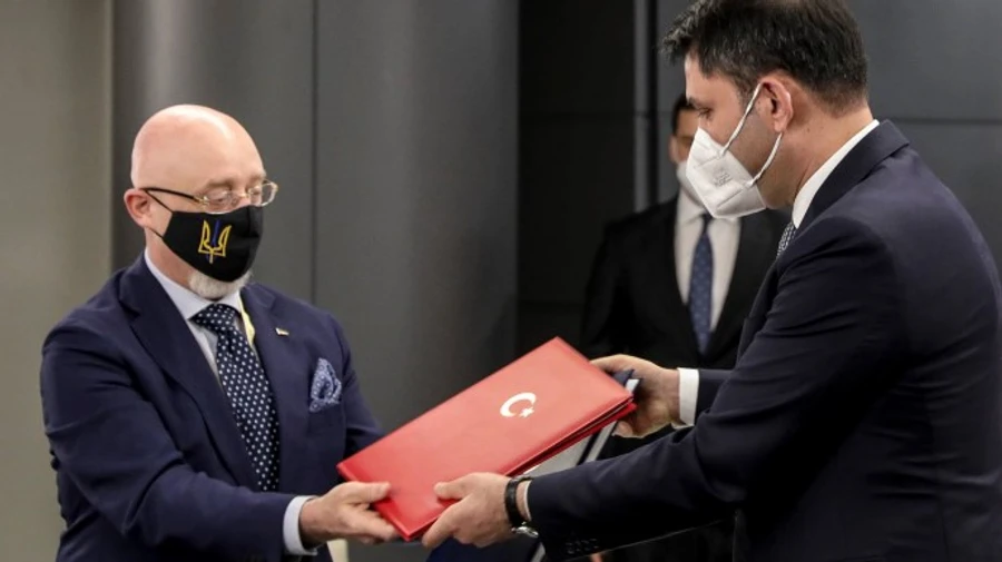 Україна і Туреччина підписали угоду про зведення житла для кримських татар