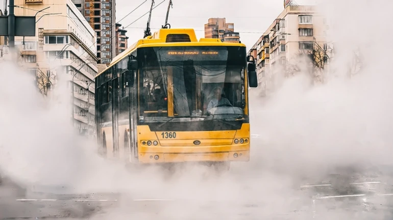 У Києві громадському транспорту дозволили працювати під час тривог, виняток – метро