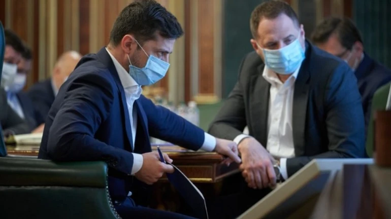 Зеленського й Єрмака з коронавірусом поклали в “Феофанію” 