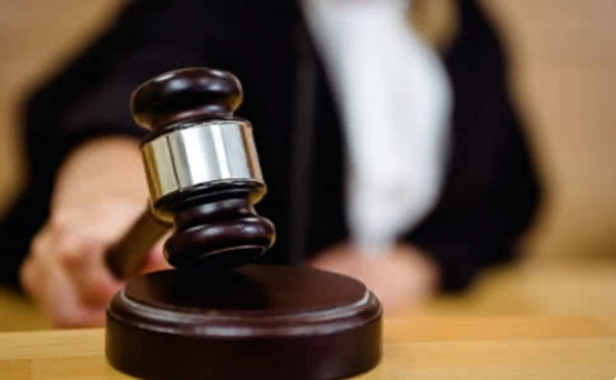 Суд не оштрафував чоловіка за відсутність маски: не зобов'язаний купувати чи шити