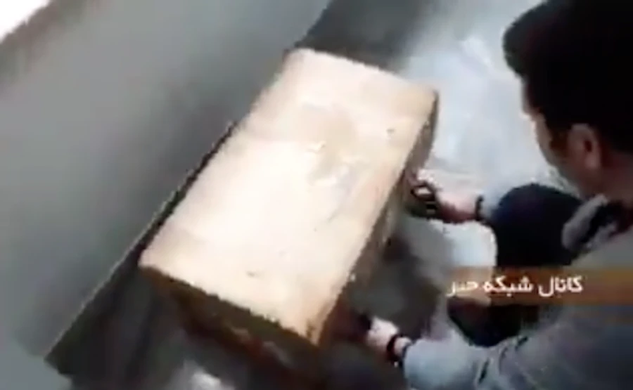 З'явилося відео, де іранці показують чорну скриньку з літака МАУ