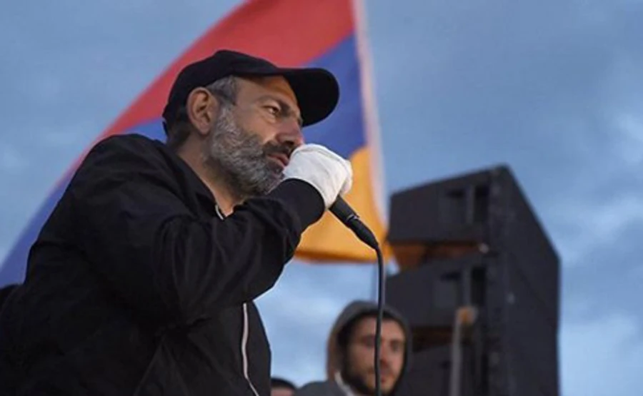 Пашинян закликав до тотального страйку та блокування доріг, аеропорту і залізниці 