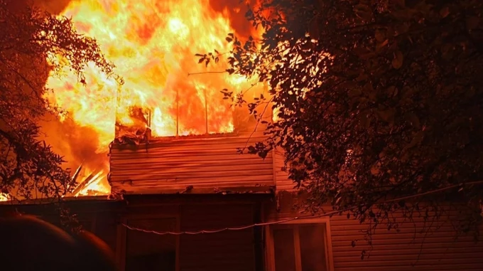 На Київщині внаслідок атаки російських БпЛА горять житлові будинки, поранено чоловіка