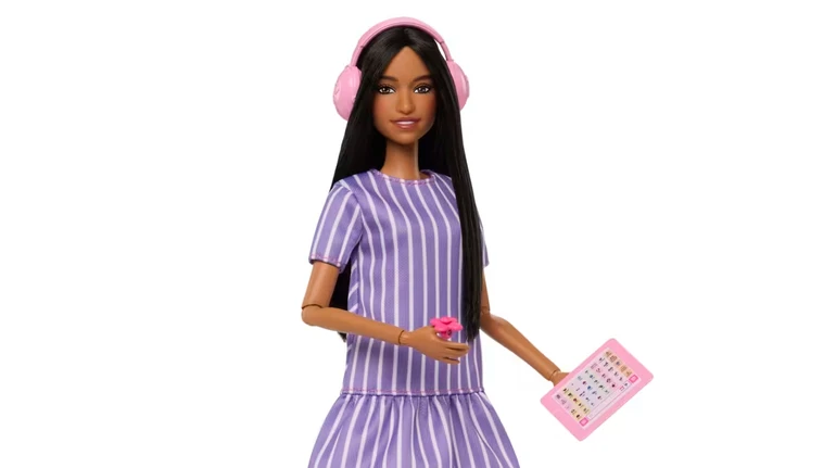 У навушниках і зі зміщеним поглядом: компанія Mattel випустила нову інклюзивну Барбі – з аутизмом