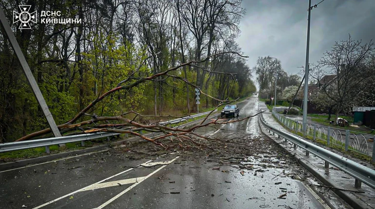 Україну накрила негода: двоє людей загинули, двоє поранені