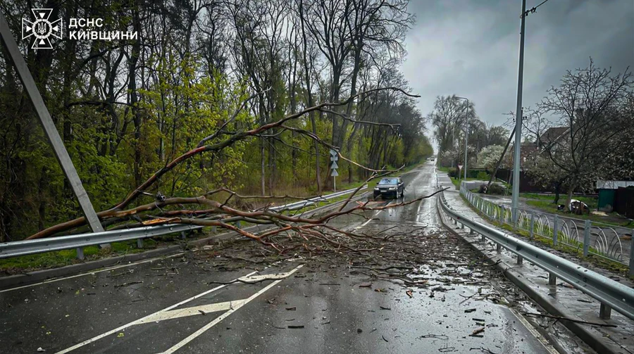 Україну накрила негода: двоє людей загинули, двоє поранені