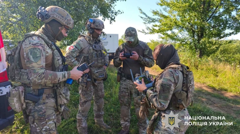 На Буковині чоловік поранив двох правоохоронців з мисливської рушниці та втік до лісу