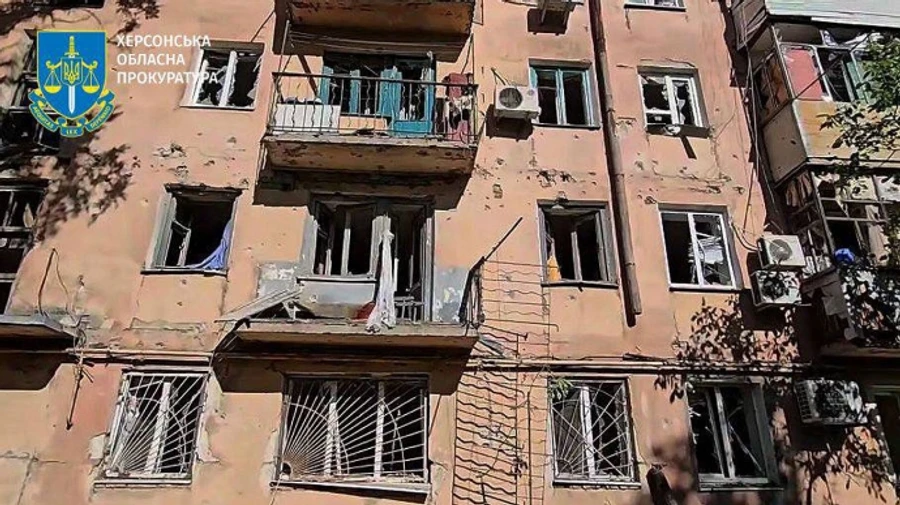 Civilians injured in Russian shelling of Kherson – video