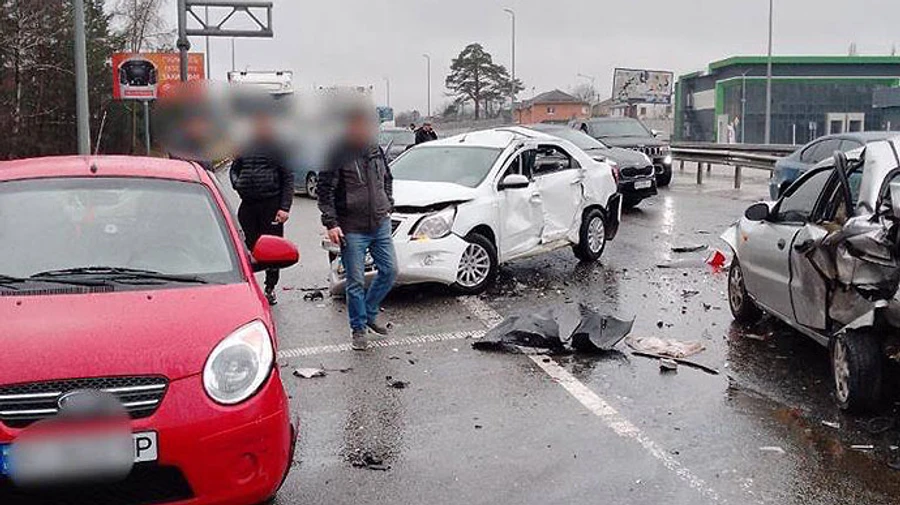 Під Києвом зіткнулися автобус і 9 авто: 10 постраждалих