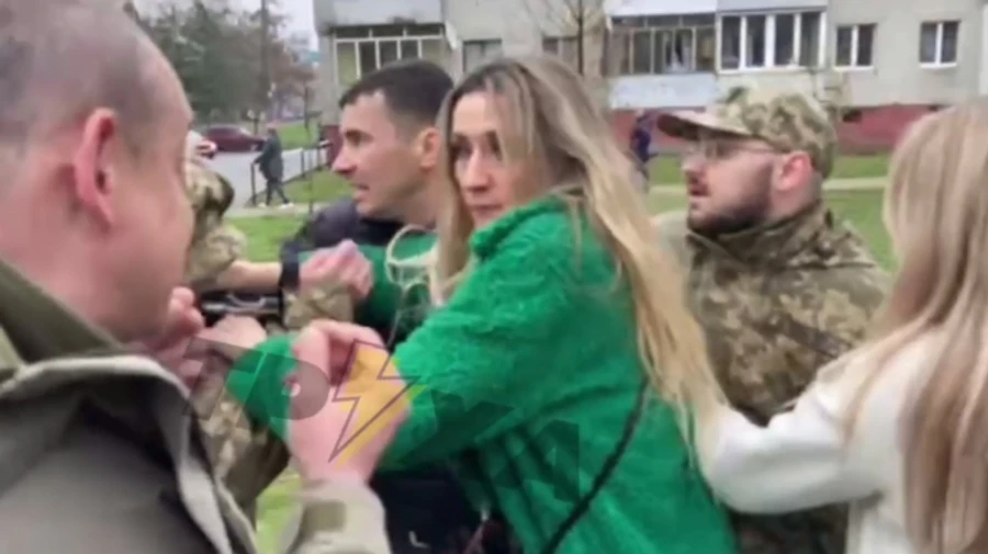 Женщины отбивали от ТЦК: во Львове произошел новый конфликт с военными