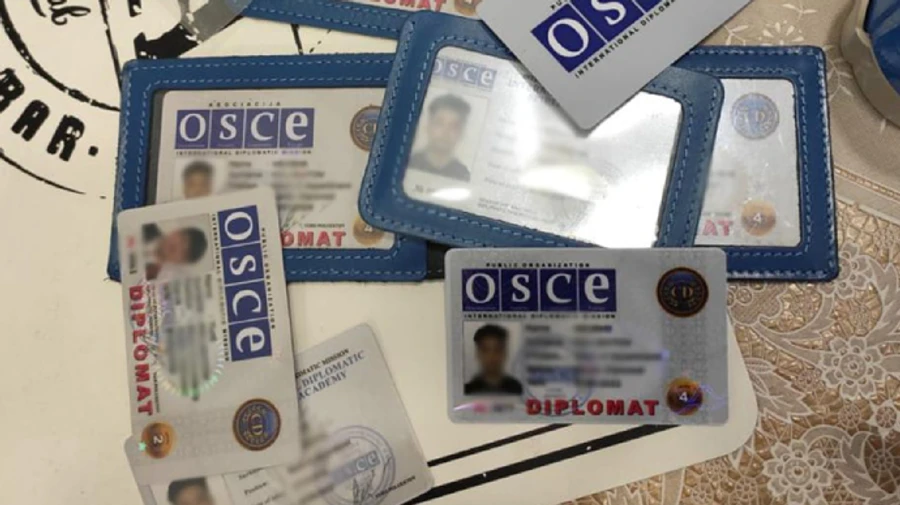 У Києві викрили шахраїв, які гендлювали фейковими посвідченнями ОБСЄ за 1500 євро