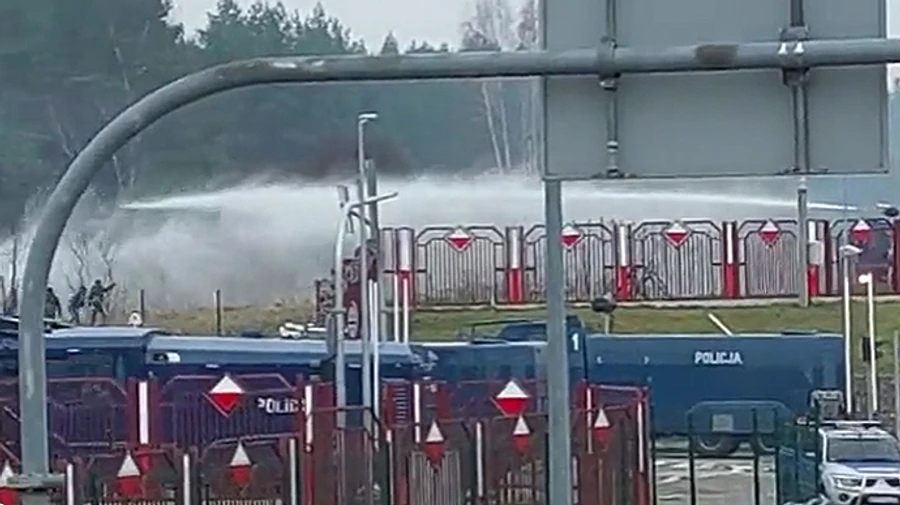 Против мигрантов, прорывающихся в Польшу из Беларуси, применили водометы