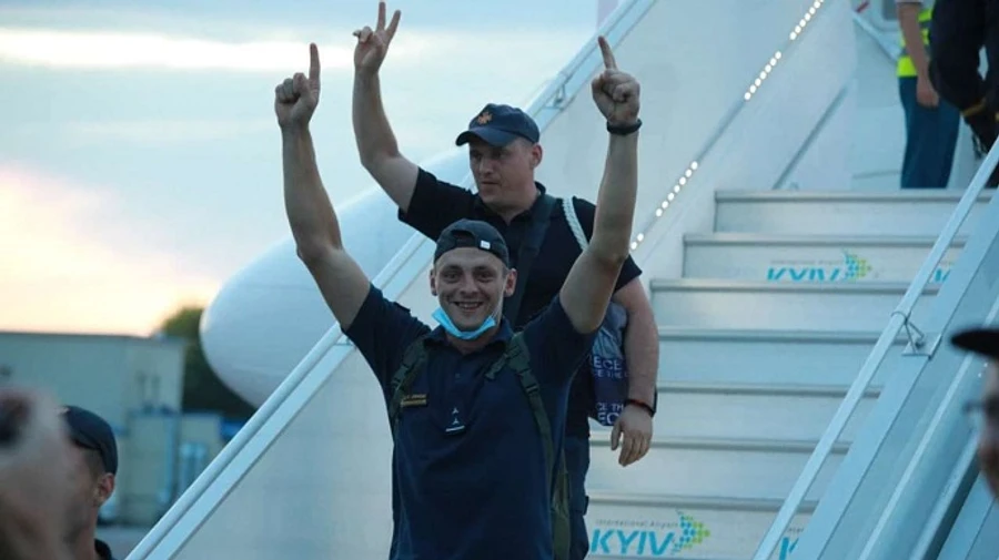 Украинские спасатели вернулись с тушения пожаров в Греции