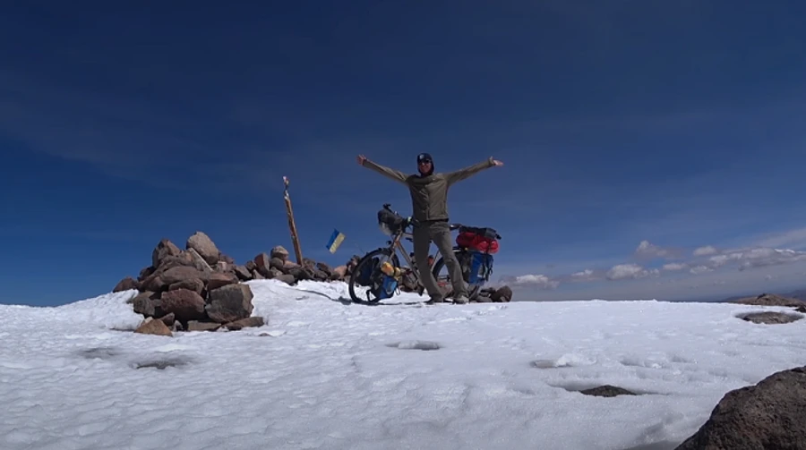 Велопутешественник из Одессы покорил вулкан высотой 6020 метров