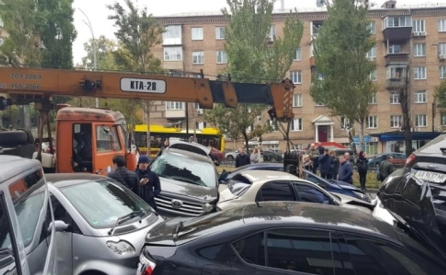 З'явилося відео масштабного зіткнення автокрана з колоною машин 