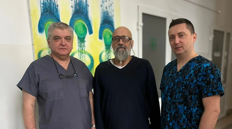 Мав важкі ускладнення: у Львові врятували пацієнта, який ледь не помер через персикову кісточку